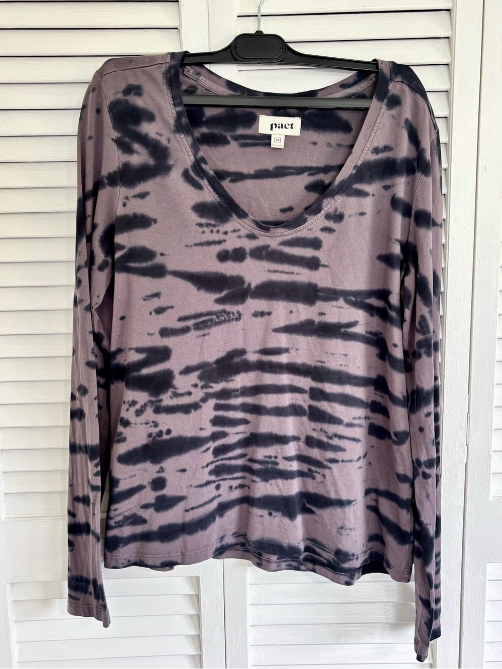 Pact Women's Long Sleeve Tie-Dye V-Neck Top in Mauve and Black